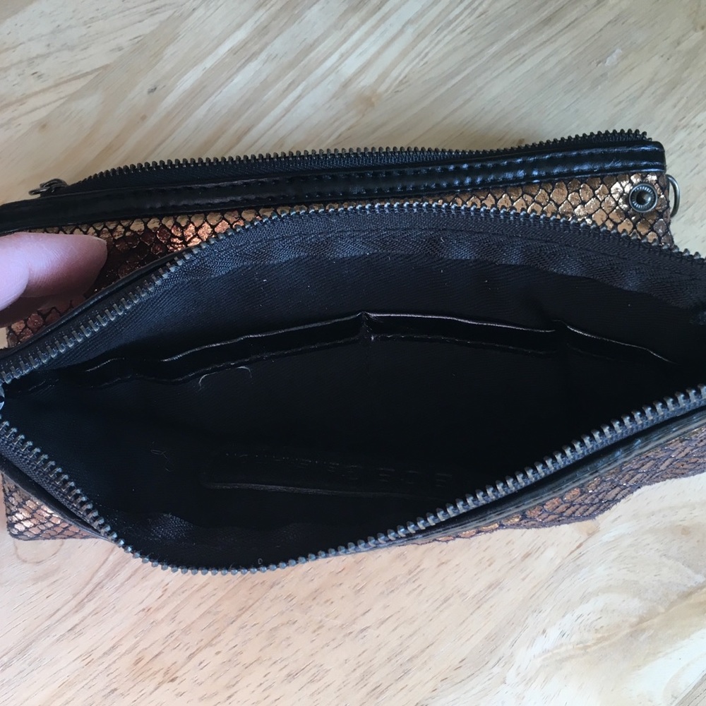 CLEARANCE!💋FINAL PRICE 🎉 BCBGENERATION wristlet - Picture 6 of 8